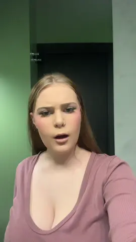 Huda Beauty Setting Spray Try #fy #paris #viralvideo #fyp #makeup #settingspray @Huda Beauty 