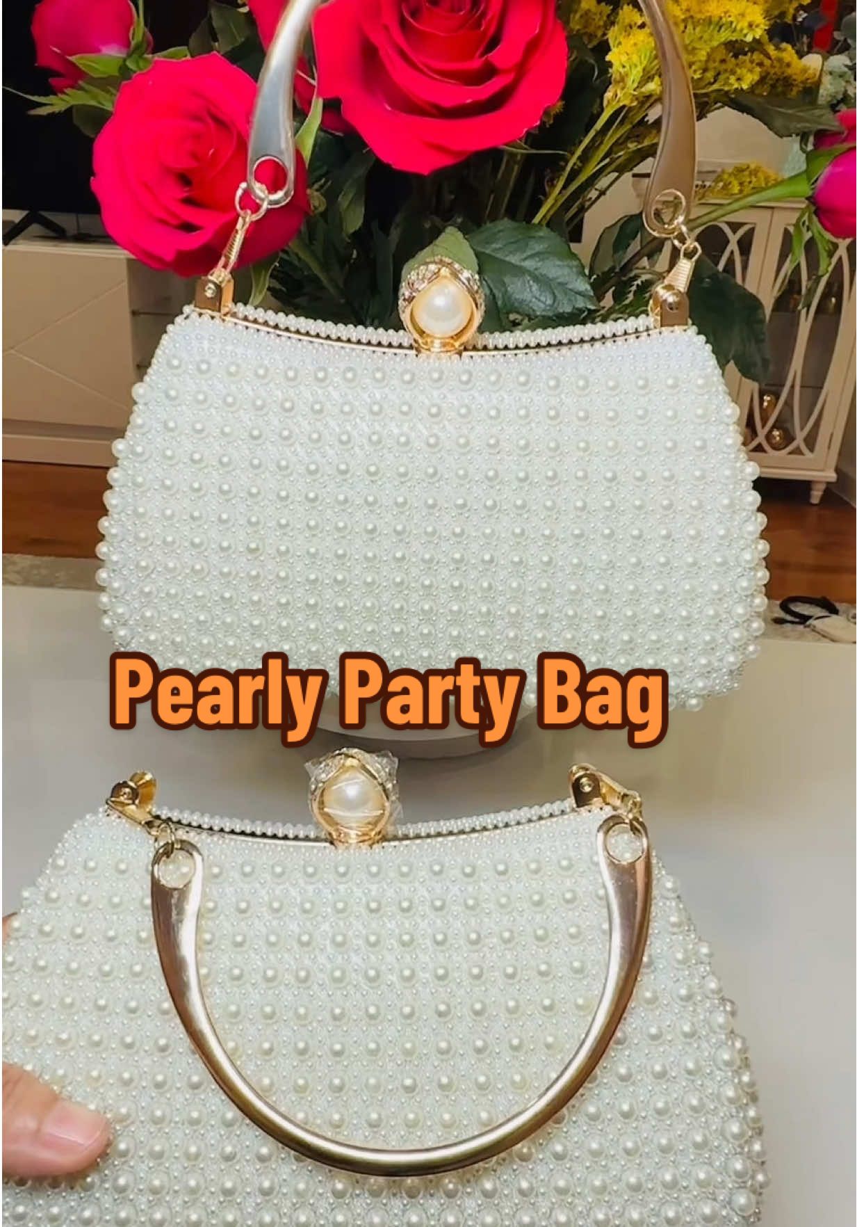 • Elegant Pearly Evening/Party Bag #tiktokshoprestock #aprilsale #tiktokshopmemorialday #giftideas #tiktokshopnewarrivals #springtok #tiktokshopmothersday #springsale #bloomingjelly #bloomingjellySBD #bloomingjellydressforyourself #partybag #eveningbag #clutch #fauxpearlbag #elegantbag #pearlclutch 