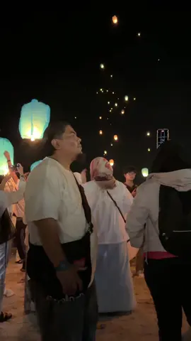 19 April 2024 | Cherating Lantern Festival Hari ini aku pergi Cherating, saje nk tengok lantern naik ke langit—fuhh rasa macam dalam movie! Magical gila moment dia. Kalau ada rezeki, next stop: Chiang Mai Lantern Festival pulak, let’s gooo! #CheratingLanternFestival #LanternFestival #CheratingVibes #SkyFullOfLanterns #CheratingBeach