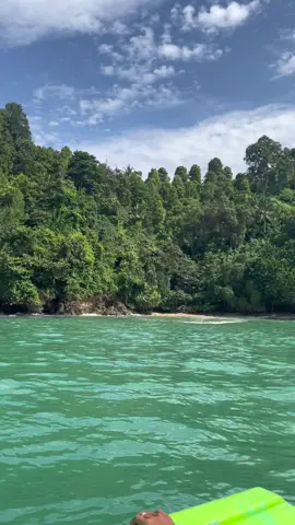 Bukan karimun jawa this is trenggalek🏔️🌊, water sportnya lengkap bgt salah satunya banana boat iniiii.🥥🏝️ #trenggalek#pantaivibes#karimunjawa#pantaimutiara#pantaitrenggalek#pasirputih 