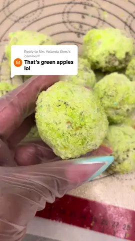 Replying to @Mrs Yolanda Sims  a huge green apples sis 😂  #fyp #greenapple  #candiedgrapes  #fruitcandy 
