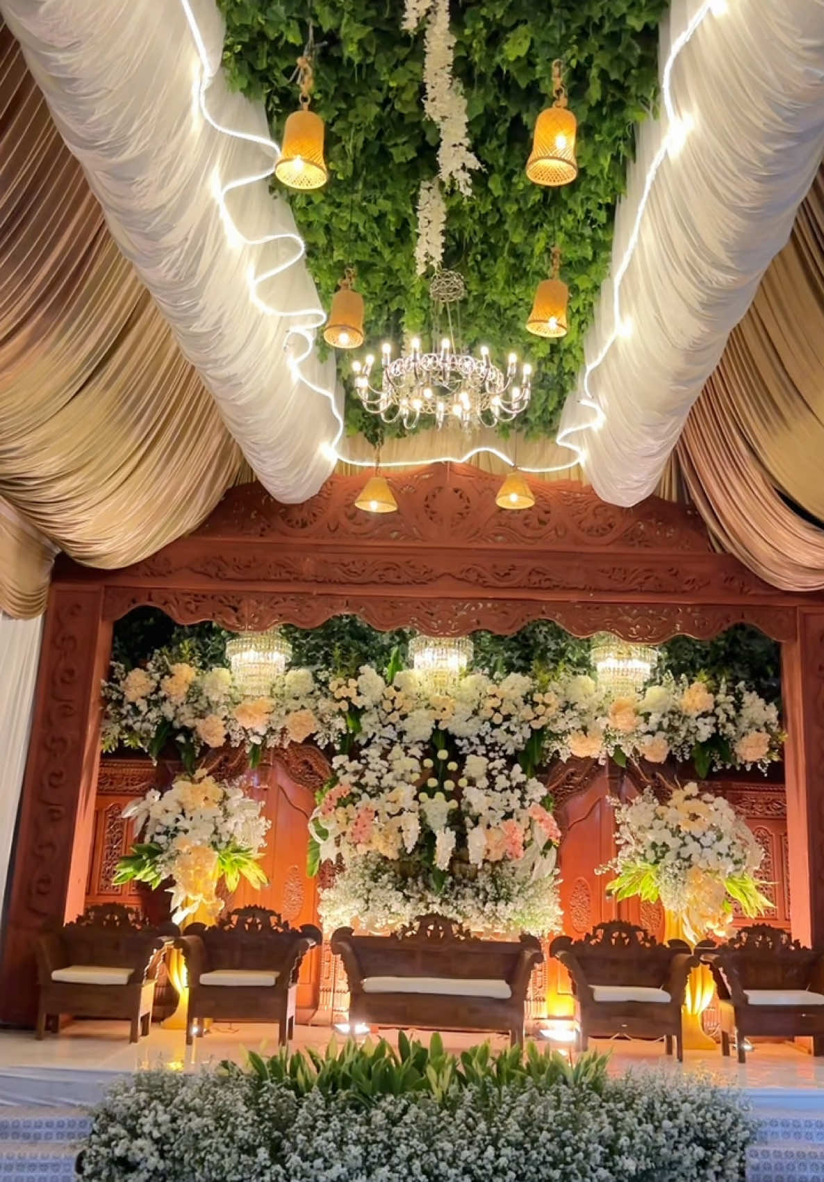 Jawa Decoration Gebyok Tidak Lekang Oleh Waktu 😍 #putraanggrainidecoration #fypシ #dekorasiponorogo #dekorasimagetan #dekorasimadiun #dekorasiwedding #gebyokjawa 