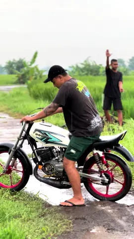 Baru pemanasan sudah hujan 🤣🤣🤣 tetap di jalur spek KW KW oke 😁👌#rxkingspekblayer #2takmenolakpunah #spekblayer #rxblayerjatim #blayer135cc #rxking #rxkingnusantara #rxkingindonesia #2strokelover #fypシ゚viral 