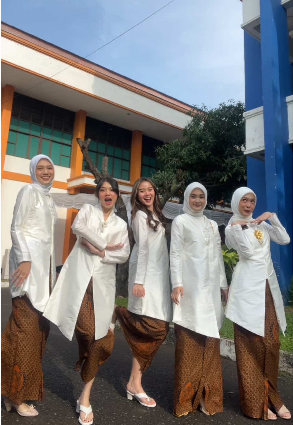 bridesmaids on duty🫧🎀🤍