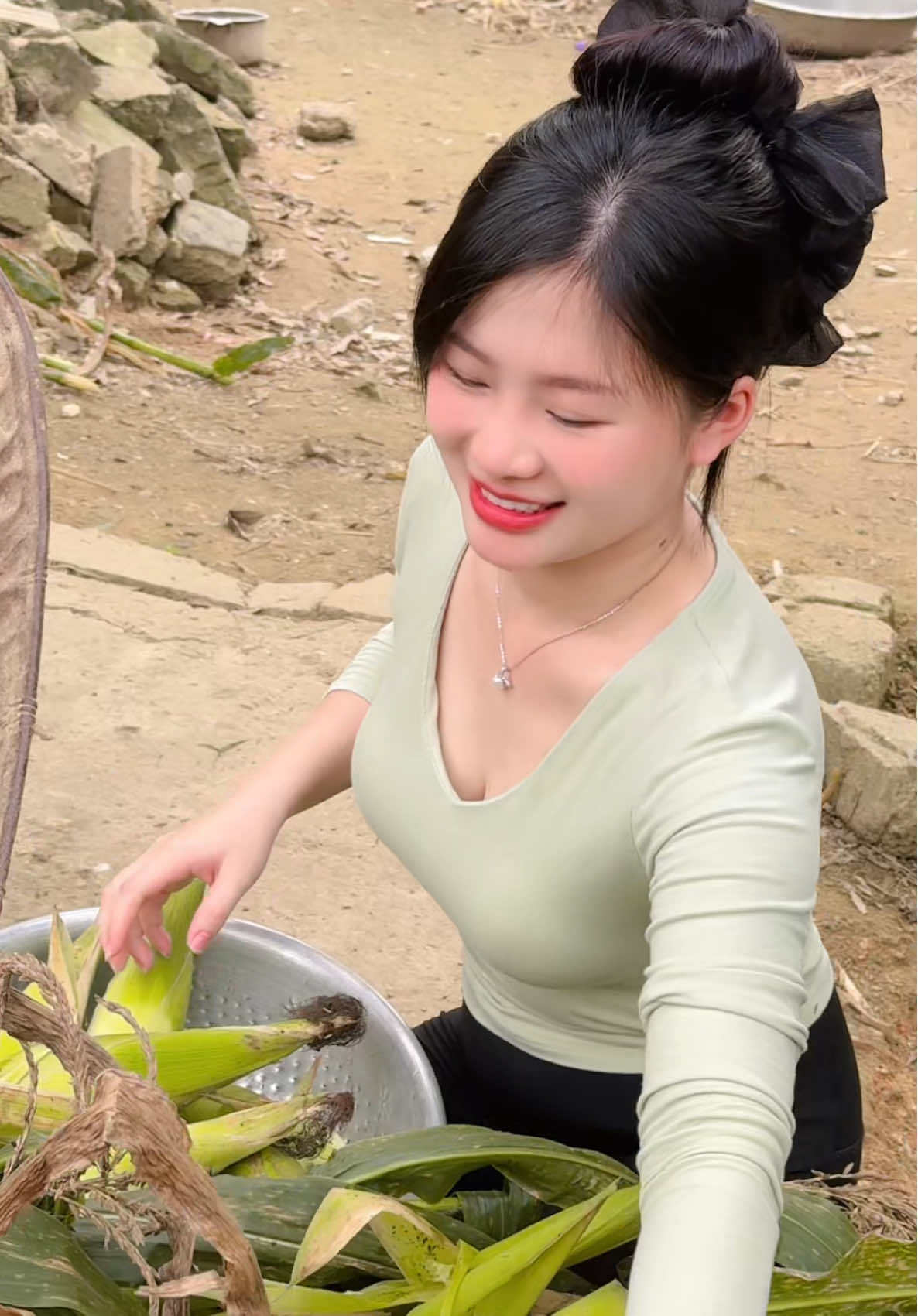 Bẻ 🌽 #xuhuong #viralvideo #thonnu #nhnhunghuoulinhlinh #NhungHuouHuongSon 