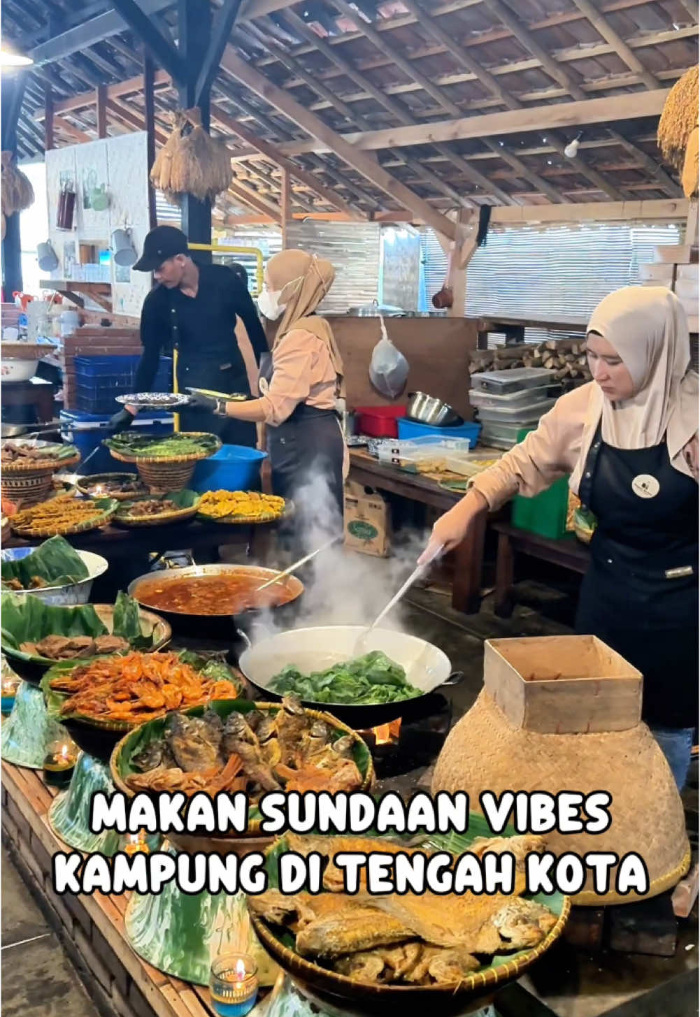 MAKAN SUNDA AN VIBES KAMPUNG DI TENGAH KOTA BANDUNG 🥰 #serunyakuliner #kulinerbandung #ttpetualangpro #ttpetualangnewbie #makanansunda #dumukbareto #LearnOnTikTok 
