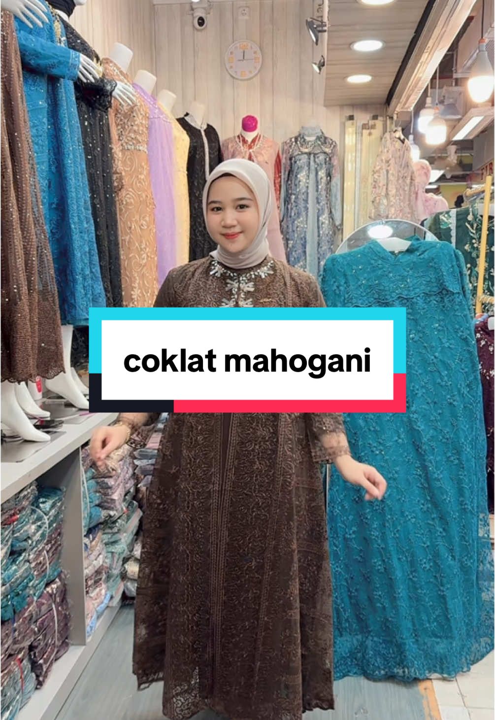 Untuk pemesanaan hubungi 081244221877.. coklat mahogani paling best seller tahun inj buruan diorder  #gamisrenda #gamismurah #gamismewah #gamispesta #gamispesta #rendamurah #rendamurah #gamismakassarmurah #gamispestamakassar #gamismakassar #seragampesta 