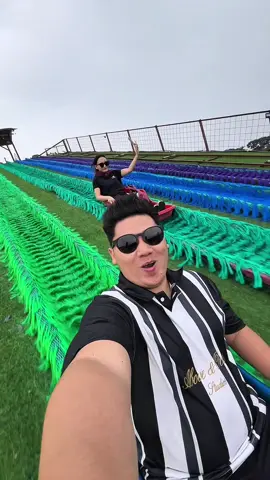 Modal 30 ribu kalian udah bisa nyobain gondola kayak di eropa,main canoe keliling danau, prosotan setinggi 30 meter, sampe ngerasain hujan salju yang beneran dingin 😍 Tempat sekomplit ini cuma 2 jaman dari kota jogja. Ini tuh tempatnya luas banget. Trus ada resto tinggi yang viewnya ngadep pegunungan langsung 📍Dusun Semilir #melipirkulineran #dusunsemilir #piknik #wisatasemarang #kulinersemarang #semarang #semarangkuliner #kuliner #wisatasemarang #semarang #kulinerjogja #jogja 