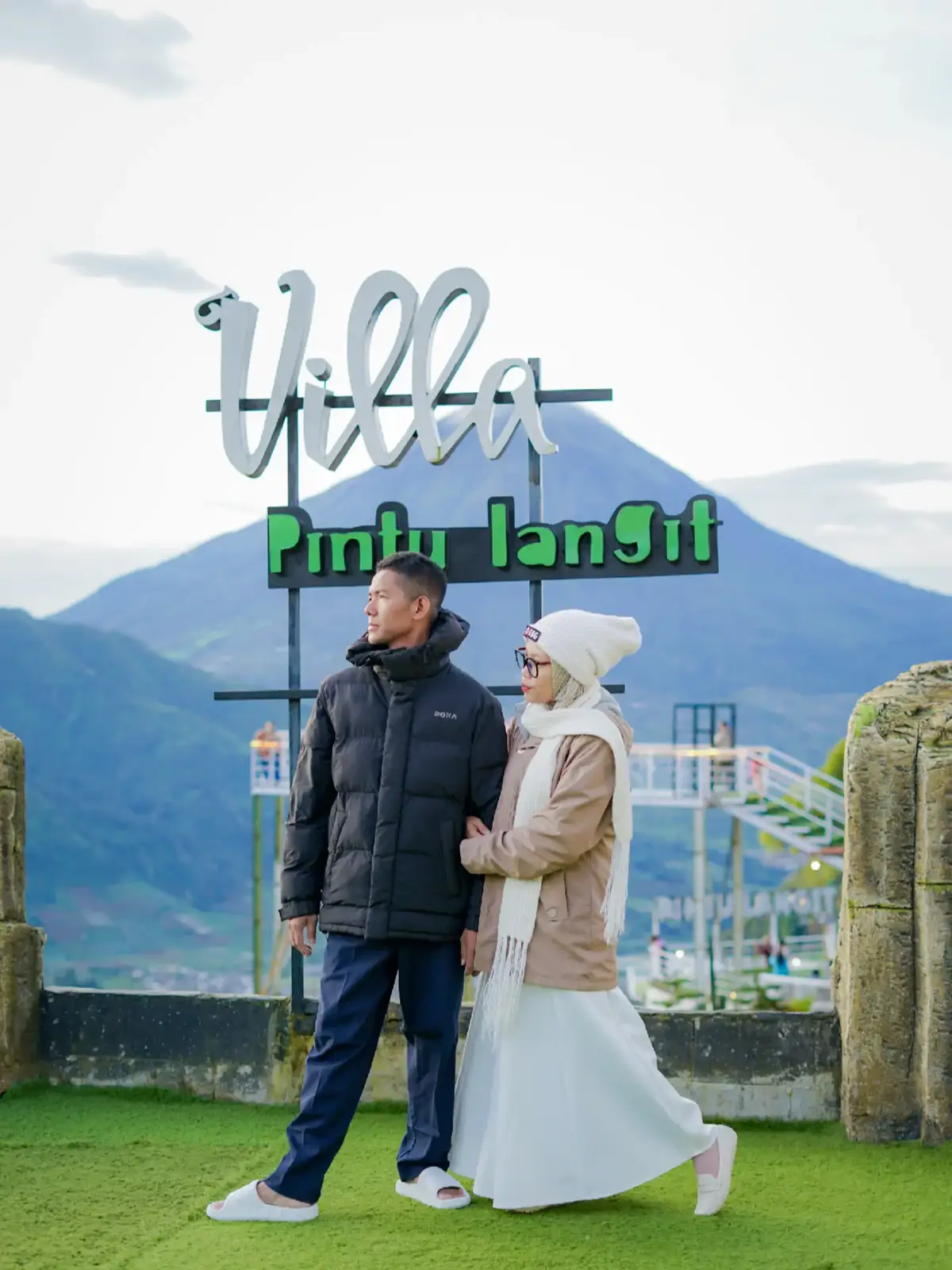 WISATA DIENG Daerah tertinggi di Jawa Tengah ini terkenal memiliki destinasi wisata yang indah-indah🥰 Dikarenakan Dieng adalah daerah dataran tinggi, maka diperlukan kendaraan yang benar-benar mumpuni jika kita berkunjung ke sini.  Paling aman sih memakai jasa jeep untuk berkeliling wisata Dieng. Mobil pribadi, parkir saja di penginapan. Nanti jeep nya yang akan antar jemput dari penginapan. Kami memakai jasa jeep + dokumentasi dari Mas @alwiiimubarok recommended untuk pilihan wisatanya bagus-bagus dan hasil dokumentasi nya juga cakep-cakep🥰  Next kapan-kapan kita ke Dieng lagi ya Pak @erosruswanto ☺ #capcut #capcutvelocity #capcut_edit  #dieng #wisatadieng #wonosobo  #jeepdieng #jeep #eksplore  #staycation #staycationhematchallenge #villapintulangit #pintulangit #pintulangitdieng 