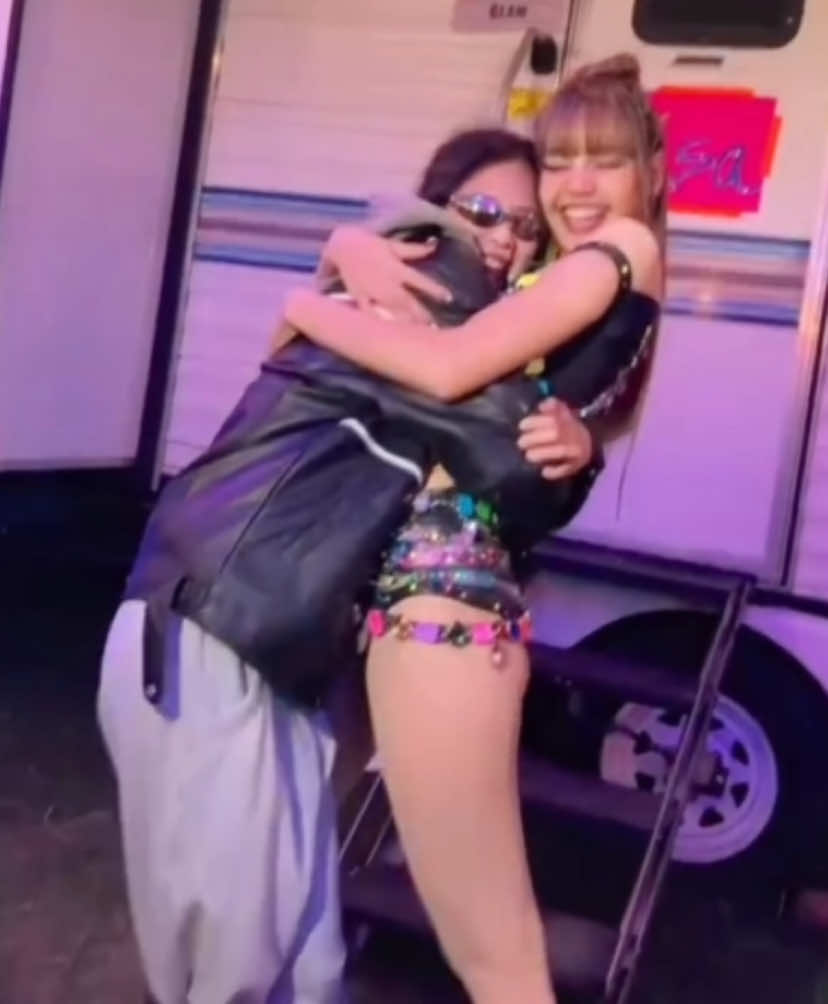 THE HANDPLACEMENT? THE SQUEALING!!? THE HUG?!!? MY PARENTS Y’ALL @JENNIE @LISA 😭😭🥹🫶🏻 #jenlisa #jennie #lisa #coachella #coachella2025 #fyp 