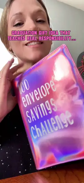This 100 Envelope Savings Challenge binder is the kind of graduation gift that actually means something. It’s fun, practical, and helps high school grads build real money habits early. The $500 challenge is super doable, especially when they’ve got open house money to start with. Adulting prep has never looked cuter. 💖✨💗 @Yokumio Shop  #tiktokshop #tiktokshoprestock #GraduationGift #giftguide #100EnvelopeChallenge #spotlightfinds #tiktokshopmothersday 