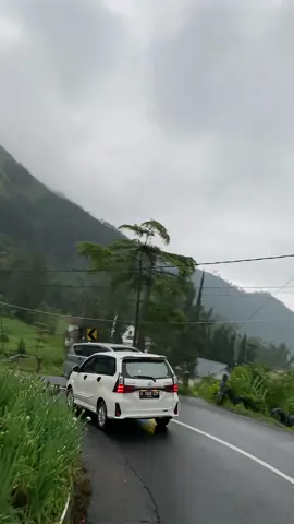 Arah pulang dari bromo lewat probolinggo , vibesnya setelah hujan bener” bikin candu kalo lewat jalan kayak gini