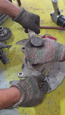 bearing con removal trick  #automotive #DIY #mechanic 