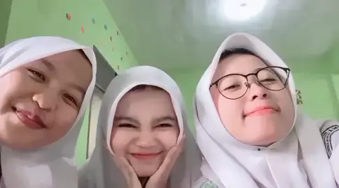 Disaat semua orang punya teman terbaiknya masing-masing aku juga punya kalian sebagai teman terbaikku, I'm proud to have a friend like you, dan jangan pernah ada kata asing ya diantara kita, we must always be together 🫂.  #sahabatselamanya 