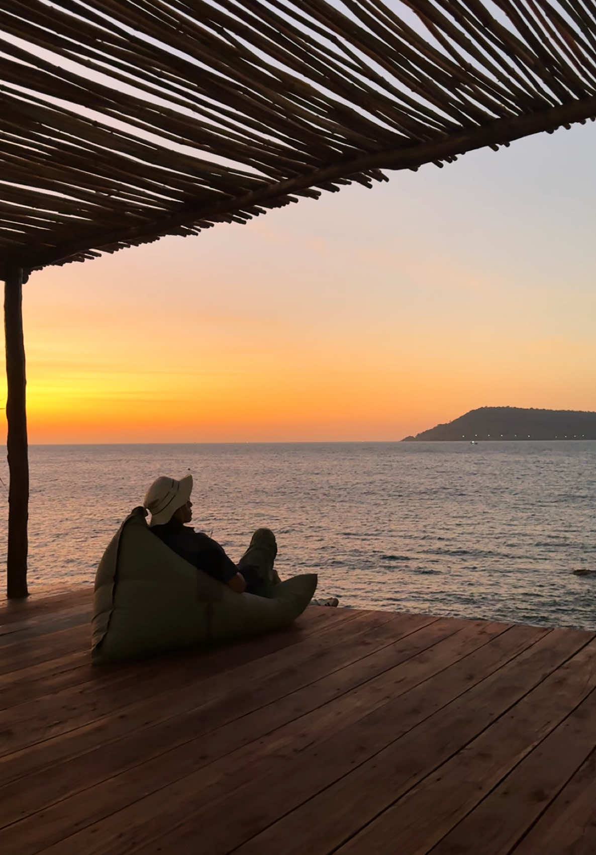 A moment of stillness before the night unfolds. #fyp #sea #sunset #kohrongsamloem 