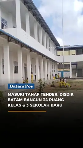 Proyek pembangunan ruang kelas baru (RKB) dan unit sekolah baru (USB) yang direncanakan Dinas Pendidikan (Disdik) Kota Batam untuk tahun 2025 mulai memasuki tahap tender. Proses ini menjadi penanda dimulainya tahapan realisasi fisik di lapangan guna menjawab kebutuhan pendidikan yang terus meningkat di kota ini. Kepala Disdik Kota Batam, Tri Wahyu Rubianto, mengatakan total ada 34 ruang kelas baru yang akan dibangun. Selain itu ada juga tiga unit sekolah baru di sejumlah wilayah yang dinilai membutuhkan penambahan fasilitas pendidikan. “Insya Allah, 34 ruang kelas baru, karena kita masih konsen juga di rehab dan revitalisasi. Saat ini, untuk USB dan RKB sudah masuk proses tender karena perencanaannya baru selesai,” ujar Tri, Minggu (20/4). Rincian pembangunan RKB itu terdiri dari ruang untuk Taman Kanak-Kanak (TK), ruang kelas untuk Sekolah Dasar (SD), dan ruang kelas untuk Sekolah Menengah Pertama (SMP). Lokasi pembangunan tersebar di beberapa sekolah yang mengalami kekurangan ruang belajar akibat pertumbuhan jumlah peserta didik. Selain RKB, Disdik Batam juga menganggarkan pembangunan tiga unit sekolah baru. Dua di antaranya adalah SMP yang masing-masing akan dibangun di wilayah Buliang dan Nongsa. Sementara satu sekolah dasar akan dibangun di kawasan Sei Langkai. Reporter & video : Rengga Yuliandra Editor : Ari Akbar #RKB #sekolah #batam #fyp #tiktokberita 