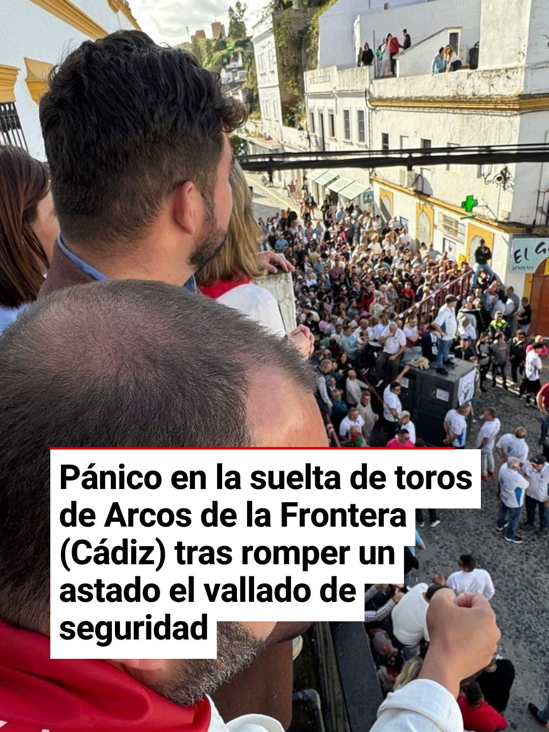 La suelta de toros de este pasado sábado en Arcos de la Frontera (Cádiz) dejó estampas de pánico tras la rotura del vallado de seguridad por parte de un astado, lo que resultó en una persona herida por impacto del animal y varios afectados ante el pánico generado por el incidente. El primer edil, Miguel Rodríguez, ha detallado que el toro implicado recibe el nombre de 'Infinito', de más de 500 kilogramos, que embistió 