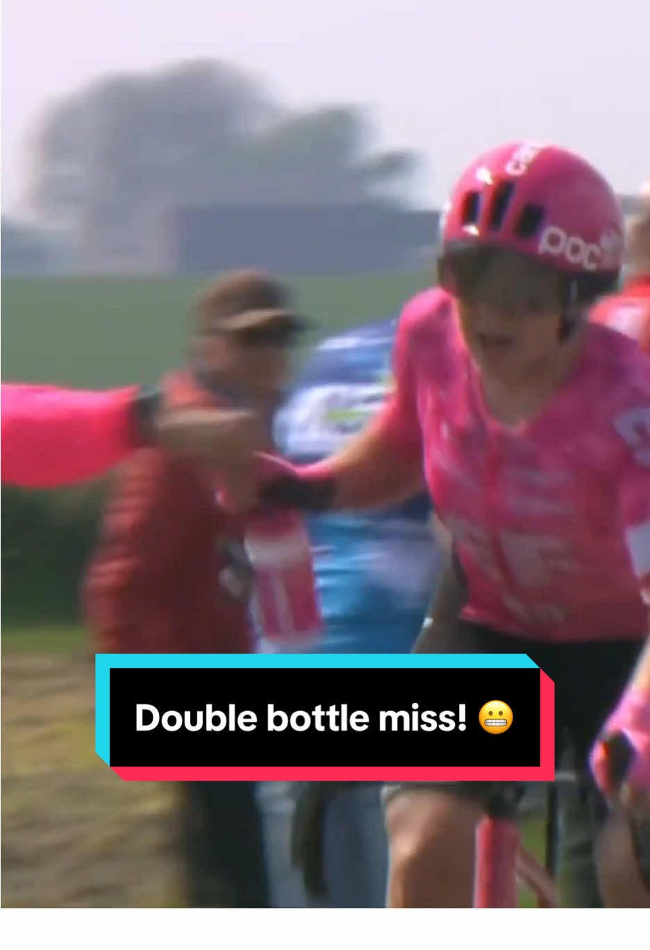 Not once, but twice! 😬 Alison Jackson misses two bottles in the feed zone! #roadcycling #cycling