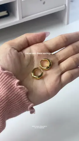 slayyy #earringsforwomen #earrings #simpleearrings #hoopearrings #roundearrings  #smallhoopearrings #fyp #viraltiktok 