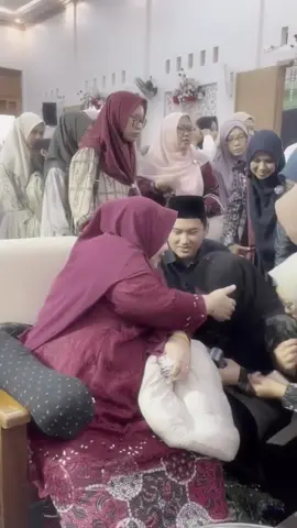Masyaallah... Ning Chasna & Gus sunny sumkem kalehan Ibunyai Hj. Mutammimah Harir  @nayluferdumpiesss  #buqdemak #lirboyo #lirboyokediri #ploso #ningchasna #gussunny #plosokediri #fyppppppppppppppppppppppp #buqmantu #fyp #berandatiktok #pondokbuq #fypシ゚viral🖤tiktok #wedding 