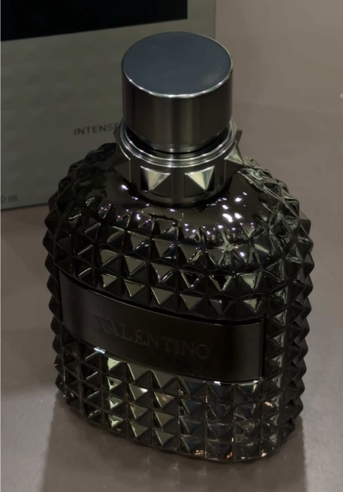 Rớt 1 cái lủng bàn luôn, may mà mùi hương da thuộc ngọt ngào, quyến rũ bad boy của Valentino Uomo Intense vẫn ở lại. 🥹 #annora #annoravn #valentino #valentinouomointense #uomointense #unboxing #perfumetiktok #asmr #fyp #review #beauty #nuochoa #nuochoachinhhang #nuochoanam #nuochoanu #xuhuongtiktok #viral