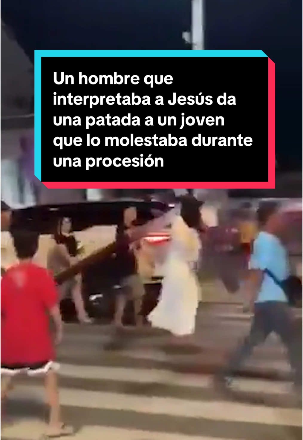 Un actor que representaba a Jesús durante una procesión se enfada con un joven y le da una patada. El joven agredido no dejaba de intentar subirse a la cruz que cargaba 'Jesús', y tras varios intentos acabó con la paciencia del actor. Ha ocurrido en México. #viral #viacrucis #jesus #procesion 