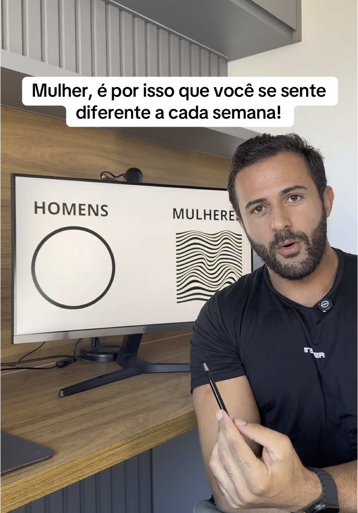 Você não é instável — você é cíclica. O corpo feminino passa por oscilações hormonais naturais ao longo do mês, e entender essas fases pode transformar sua relação com o treino, com a alimentação e com você mesma. O estrogênio, a progesterona, o LH e o FSH não se mantêm estáveis — eles sobem e descem em ritmos bem definidos, influenciando energia, humor, metabolismo, disposição e até a resposta ao exercício. Esse gráfico mostra o padrão fisiológico de um ciclo menstrual típico de 28 dias. Mas atenção: nem toda mulher segue esse padrão com exatidão. Algumas ovulam antes, outras depois. Algumas se sentem ótimas na menstruação, outras não. A individualidade importa — e muito. Por isso, mais do que decorar fases, o mais importante é aprender a escutar o seu corpo. Ele fala o tempo todo — e o ciclo é uma das formas mais incríveis de comunicação interna que você pode aprender a respeitar. . . #ciclomenstrual #saúdefeminina #tpm #exercíciofísico #menstruação