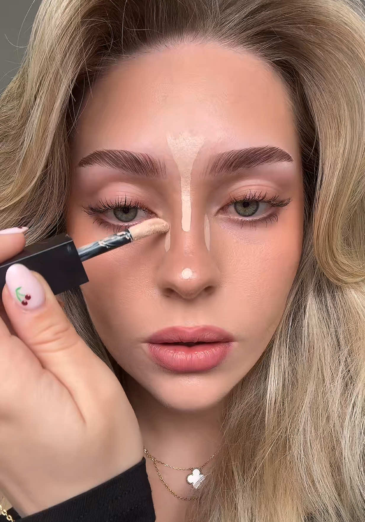 i think this is the best nose contour technique i have tried so far!! og creator is @brayan 🫶🏼 products i used: @SHEGLAM liquid contour in shade clay  @Huda Beauty faux filter concealer in shade marshmallow  @Valentino.Beauty eye 2 cheek highlighter in shade put a spike on it  #makeup #nosecontour #makeuphacks #makeuptutorial #beautyhacks #makeuptransformation 
