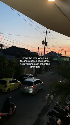 aku rindu masa di mana perasaan kita saling mengejar, bukan saling menghindar seperti orang asing #fypシ゚ #Relationship #lovestory #breakup #lifeafterbreakup #sadvibes🥀 #sadvibes🥀 #relateable #giveup #sadstory #cry #relateablequotes #relatedfellings❤️ #relateablequotes #bahanstory 