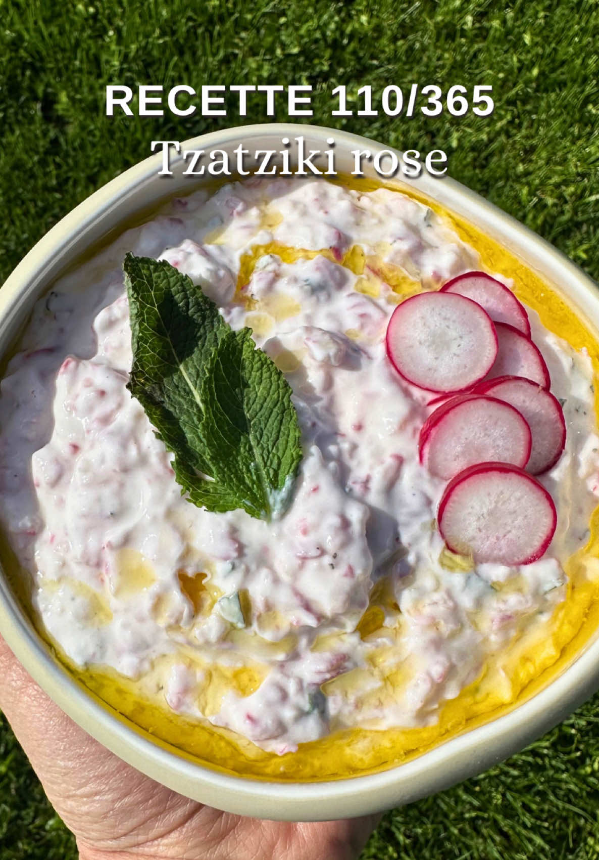 💕 Tzatziki rose Une version twistée et colorée du tzatziki, parfaite pour l’apéro ou en accompagnement léger ! Une belle version pour manger les radis autrement ☺️ 🛒 Ce dont tu as besoin (pour 1 bol) : - 250 g de radis roses - 350 g de yaourt grec (brebis ou végétal pour que ce soit plus digeste) - 1 belle gousse d’ail (ou 1 gousse et demie pour plus de peps) - Le jus d’½ citron - 10 feuilles de menthe fraîche - 1 filet d’huile d’olive - Sel & poivre 🔪 Préparation : 1️⃣ Mixe grossièrement les radis. Sale-les légèrement puis presse-les dans un torchon propre pour retirer un maximum de jus. 2️⃣ Dans un grand bol, ajoute : le yaourt grec, les radis égouttés, l’ail pressé, le jus de citron, la menthe finement ciselée, du sel, du poivre. 3️⃣ Mélange bien le tout et laisse reposer au frais au moins 30 minutes pour que les saveurs se mélangent bien. 4️⃣ Juste avant de servir, ajoute un petit filet d’huile d’olive et quelques tranches de radis sur le dessus ! ✨ Tu peux ajouter quelques zestes de citron pour une touche encore plus fraîche ! Bon app’ ! Marie-Anne 👩🏻‍🍳 #recettefacile #sansglutensanslactose #recettevegetarienne #sanslactose #sansgluten #sansgluten #mangersain #recetterapide #mangermieux #recettevegan #apéro #recettehealthy #recetteantiinflammatoire #radis #tzatziki