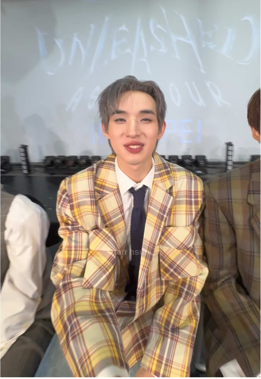 🙎‍♀️Happy Birthday. N:Thank you. H:Thank you so much. L:Happy Birth…day. T:Happy day birth. W:Birth！Happy new year ??? 😂😂😂 #LYKNASIATOUR #LYKNASIATOURxTAIPEI  #LYKN
