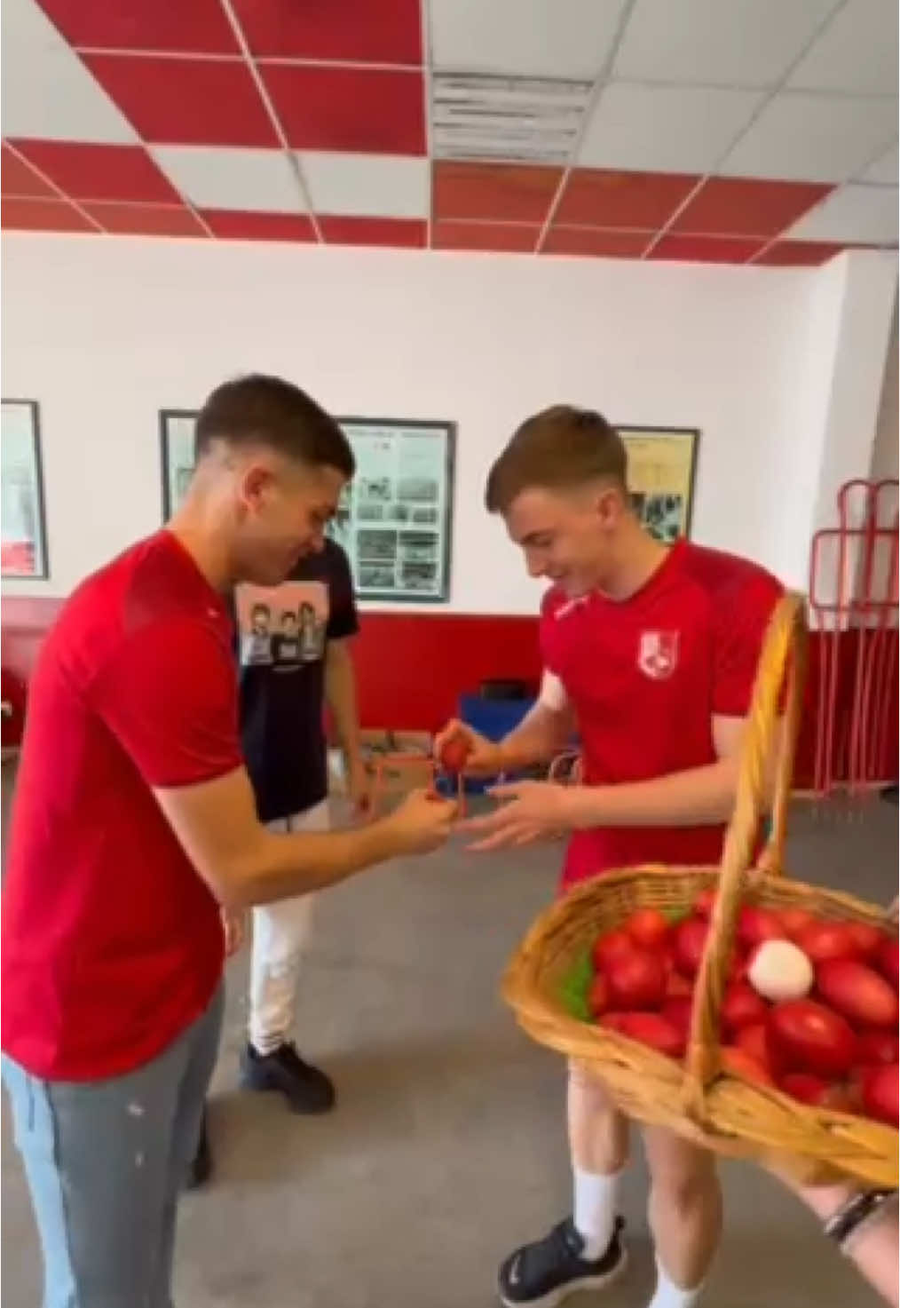 Današnji trening u prazničnom raspoloženju. ❤️ Fudbaleri Radničkog obeležili su vaskršnje praznike.  Prvotimci i stručni štab su pred današnji trening organizovali kucanje jajima.  Zajedništvo koje nas krasi pogledajte u klipu koji smo vam pripremili.  Mir Božji, Hristos voskrese.