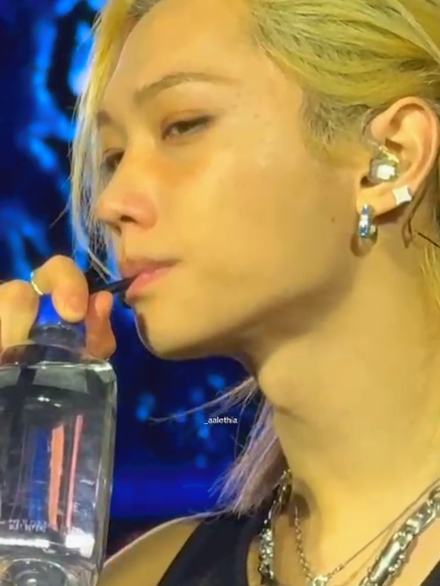 Felix drinking water is hot asf...his Adam's apple, omg! I'm obsessed..🥵🥵💦💦🫠🫠 #Felix #StrayKids #MyBias #Bias #FelixStan #FelixEdits #FelixThirstTrap #StrayKidsFelix #KingofKPop #stay #SKZ #skzfyp #foryourpage #skzforyou #kpoptiktok #KPop #fyp #fypage #Felixfyp 