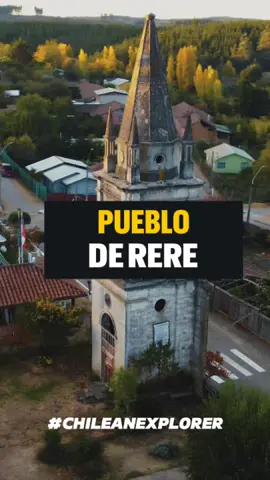 Bienvenidos a Rere ✝️🔔🇨🇱 📍Un pueblito chileno legendario fundado en el año 1586 por el mismísimo Jeremías Springfield (Gobernador Alonso Sotomayor) 😵. 🧭 Se encuentra muy cerca de la comuna de Yumbel, Región del Bio Bio. 📜 La importancia de este pueblo histórico, es que es uno de los asentamientos hispanos más antiguos de la región (mirenbee), destacando actualmente por su trabajo artesanal, gastronomía típica de la zona (unas empanadas de horno muy wenas ☺️) además de muchas construcciones de material de adobe. ⛪ Y por supuesto su gran e imponente Campanario  a solo metros de la Plaza de Rere, construido en 1923, se nota que los arquitectos eran buenos, aguantó 3 terremotos 🫨 (1939, 1960 y 2010). ✝️ Lo único que no aguantó fue su crúz (ojalá alguien se anime a restaurarla 🥲) ya que hasta el día de hoy sus historicas campanas siguen funcionando y permítanme informarles de que es monumento histórico nacional 😎🇨🇱. 🎩 Así que si te gusta la historia y los pueblitos pintorescos, te invito cordialmente  a conocer este chiquitito pero espectacular lugar, que de seguro te sacará más de algún suspiro, en especial en esta época otoñal 🍁 Feliz Domingo de Resurrección 🐰✝️ 🤠 #chile #rere #puebloderere #yumbel #historia #biobio #interesante #turismo #paisajes #naturaleza #Otoño #sernatur #trekking #destinos #chileanexplorer #semanasanta #landscapes #film #foryou #huevitosdechocolate 