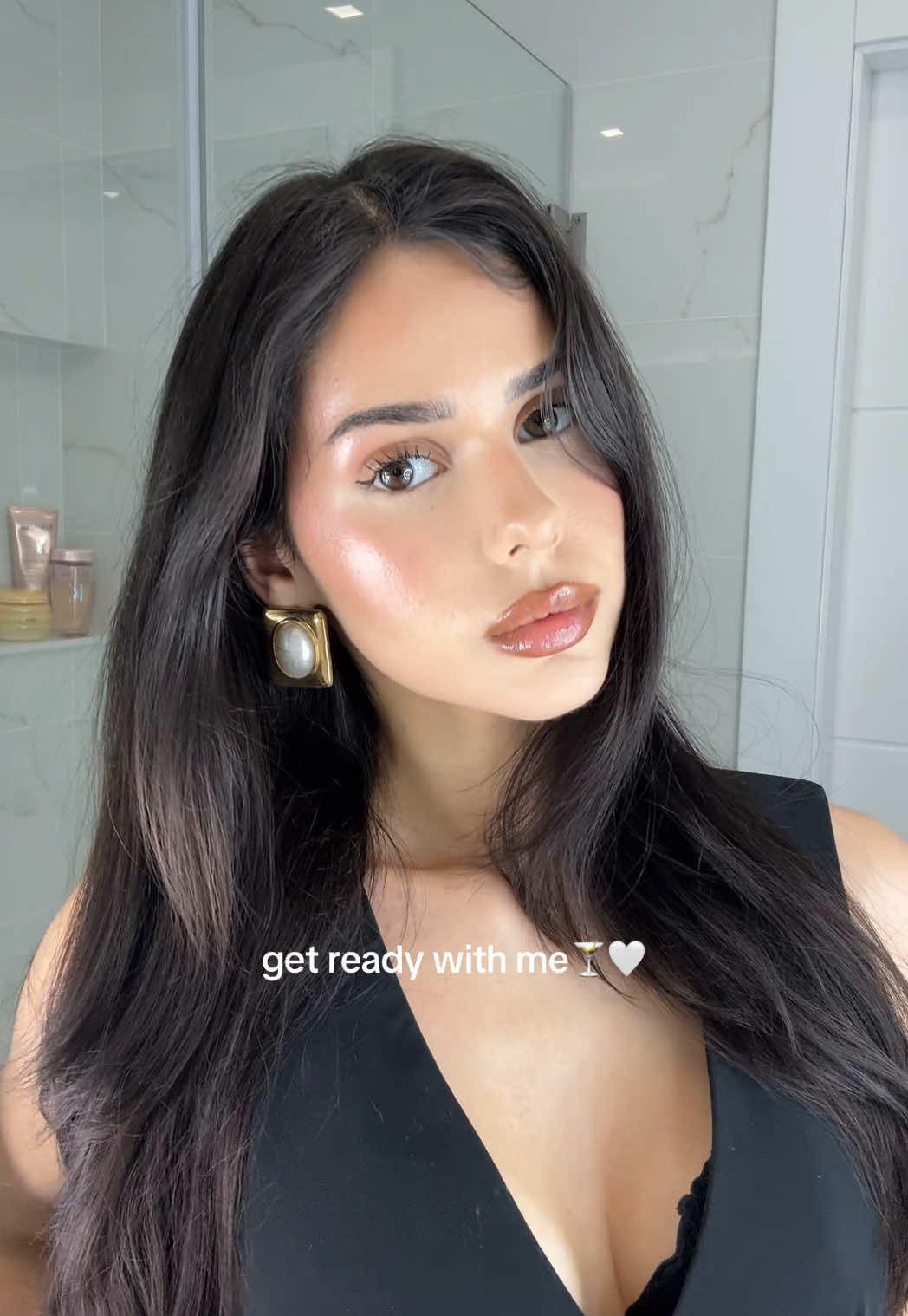products below🤎 face @nyxcosmetics born to glow foundation in “vanilla”  @hudabeauty faux filter concealer in “2.1N Meringue” @westmanatelier face trace contour stick in “Truffle”  @chanel.beauty joues contraste blush in “71 malice”  @charlottetilbury beauty light wand highlighter in “pillow talk”  @hudabeauty easy bake powder in “sugar cookie”  eyes @unleashia eyelash curler  @toofaced better than sx mascara  lips  @nyxcosmetics lip pencil in “light brown”  @gisou honey infused lip oil in “glazed plum”  earrings: @maisondoreejewelry #cleangirl #fyp #makeup #aesthetic #makeuptok #glowymakeup 
