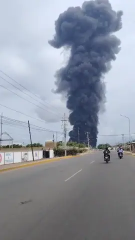 Av 5 El Bajo incendio en la Camaronera Antártica San Francisco Zulia. 