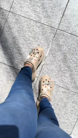 Babuches lindas você encontra no calçados Chic da Ema  #babuche #crocs #sapatosfemininos #vaiprafy #vira #babucheplataforma 