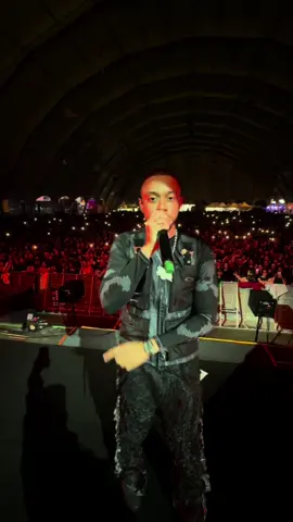 Tive que fazer a pose no show 