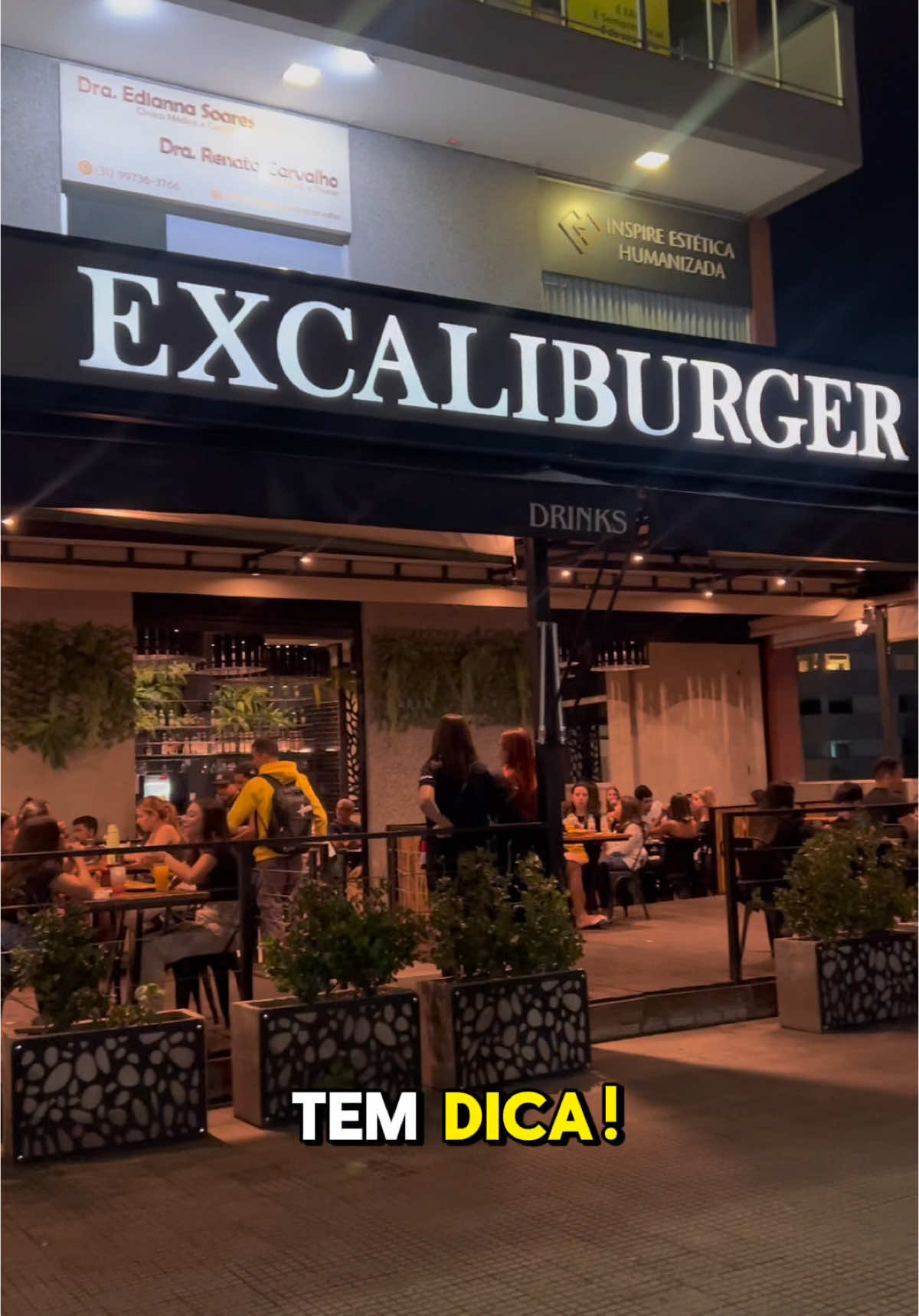 BH, a gente PRECISA falar sobre esse hambúrguer. A Excaliburger entrega tudo: lanche suculento, bem servido e ingredientes de qualidade. A carne vem no ponto, o bacon é crocante, o pão é macio, e a experiência toda tem sabor de “quero mais”. E o melhor: aceita VALE-REFEIÇÃO! Pode usar Alelo, VR, Caju, Sodexo, Ticket e outros. Dá pra comer MUITO bem sem colocar a mão no bolso! Eles têm unidades no Castelo, Santa Inês e Betim, então se estiver por perto, já sabe o destino do seu próximo lanche, né? Marca aqui a pessoa que vai dividir (ou não) esse lanche com você! Vale lovers, esse rolê é pra vocês! @excaliburguerbh #hamburguerbh #valealimentacao #valerefeicao #burgerlovers #bhfood #hamburguerartesanal #excaliburger #ondeaceitavale #cajucard #alelo #vrbeneficios #sodexo #ticketrestaurante #burgerbh #fyp #foryoupage #fy #pravoce 