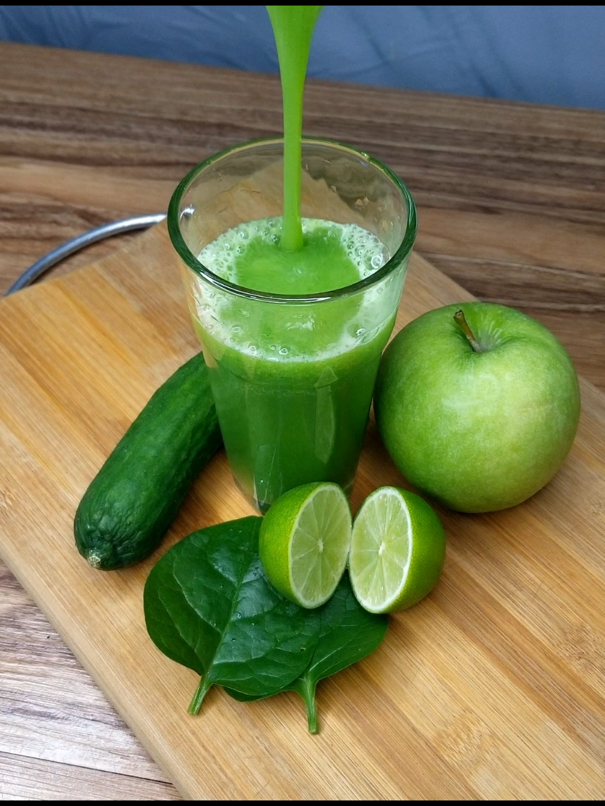 #jugo #jugoverde #batidosaludable #bajadepeso #manzanaverde #recetasfaciles  #hojasdeespinacas #limón #pepino