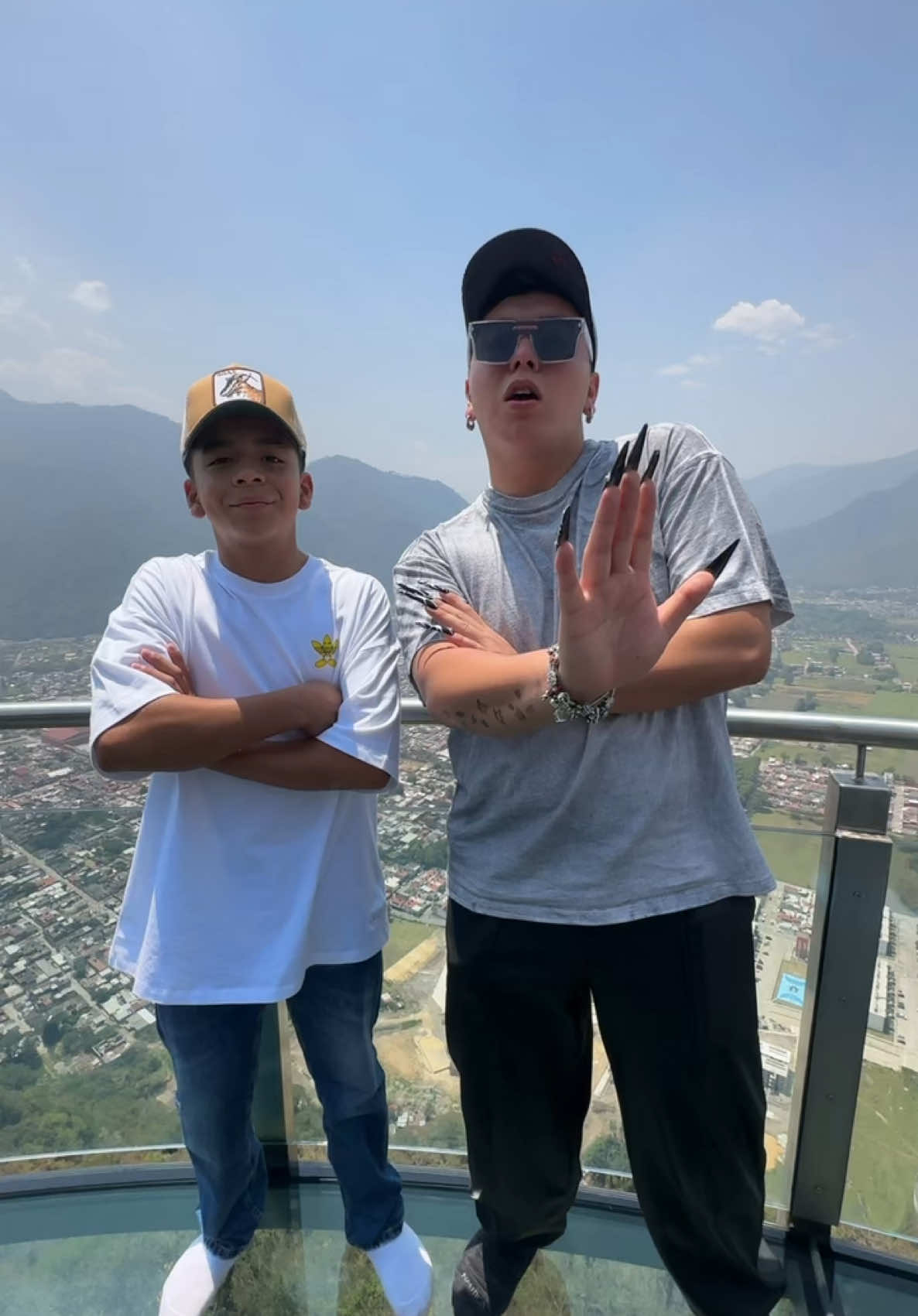 Estábamos en un puente de cristal 🔮 Comenta si te dan miedo las alturas 😳 @Jerry Castler 🫧 