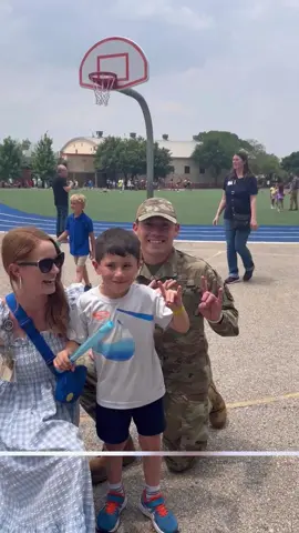 The soldier was reunited with his family🥰 #soldier #fyp #respect #cominghome #soldiercominghome 