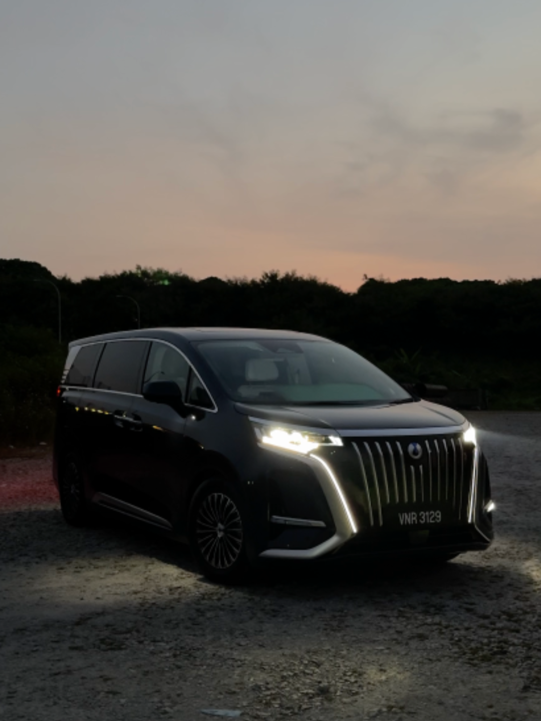 Stand out from the crowd at night with the DENZA D9’s iconic Galactic Headlights and and Tail Lights that are set to magnify brightness and illuminate the roads for clear field of views when driving. #DENZAMY #RedefiningSophistication #NewEnergyVehicles
