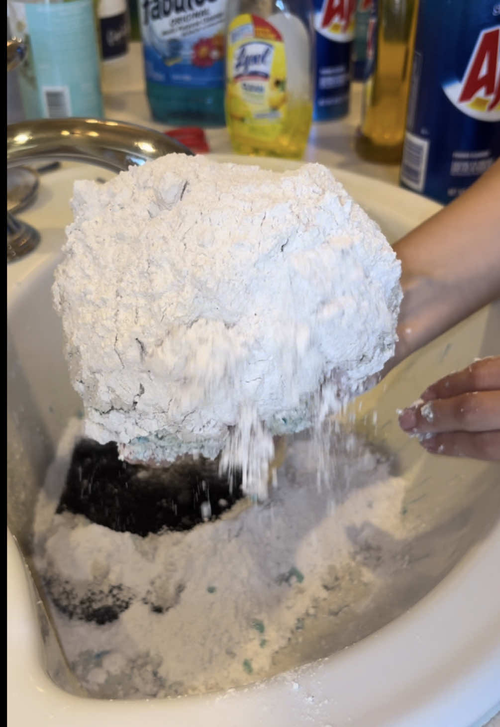Happy Easter everyone 🐣🩷 #CleanTok #spongesqueezing #fyp #powder #lemoncomet #fabuloso #ajax #lysol #fyp 