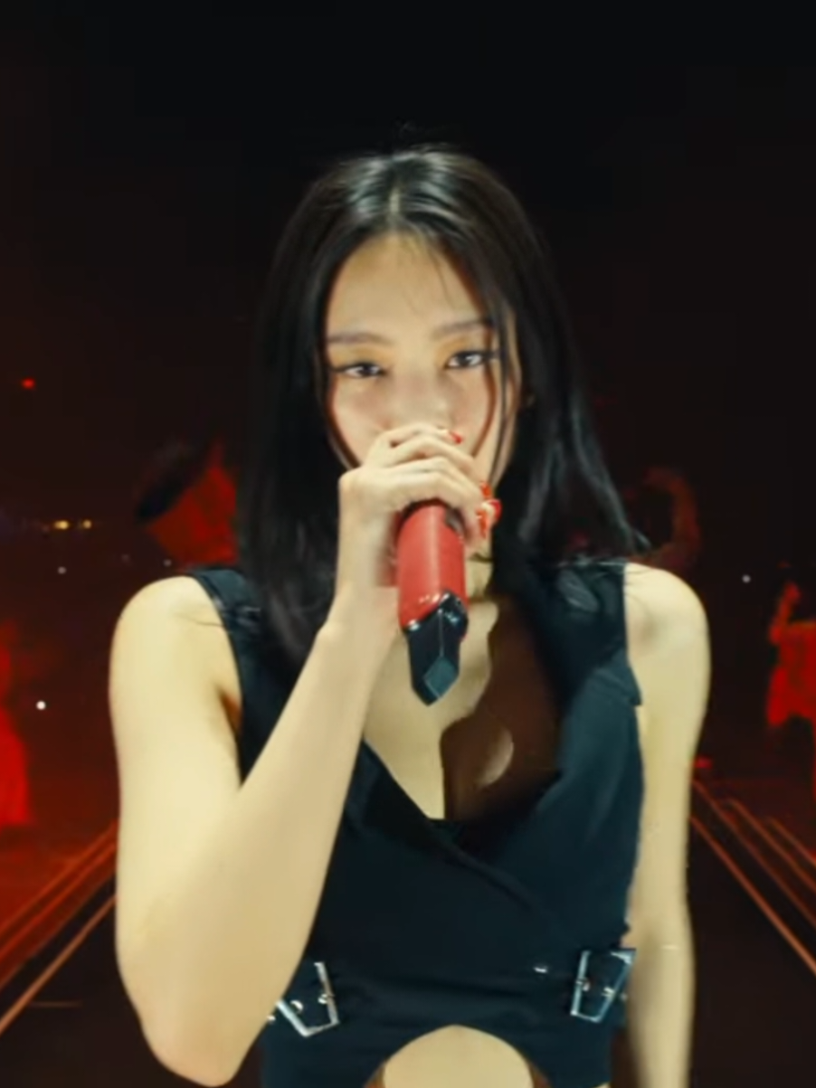 Like JENNIE- At Coachella weekend 2 2025  #jennie #jenniekim #coachella #coachella2025 #luvsaely #fyp 