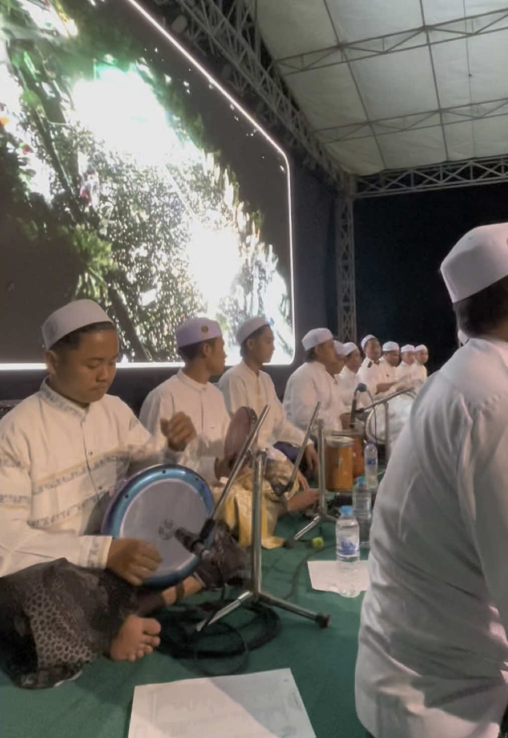 Opening baru, langsung test di atas panggung. Ada yg hadir kemaren di Arjasa, Jember? Jangan lupa absen 🙌🏼 Majelis Shalawat Sokarajjeh. ___________ IG : @ms_sokarajjeh.official TikTok : ms_sokarajjeh.official Youtube: Majelis Shalawat Sokarajjeh #shalawat #sholawat #sholawatan #majelis #salafiyahsyafiiyahsukorejo #salafiyahsyafiiyahsukorejo #fyp #mssokarajjeh #hadroh #sholawatnabi #majelisshalawatshokarajjeh #foryoupage #majelisrasulullah #fyp #fypシ゚ #fypp #fypdong #fypツ 