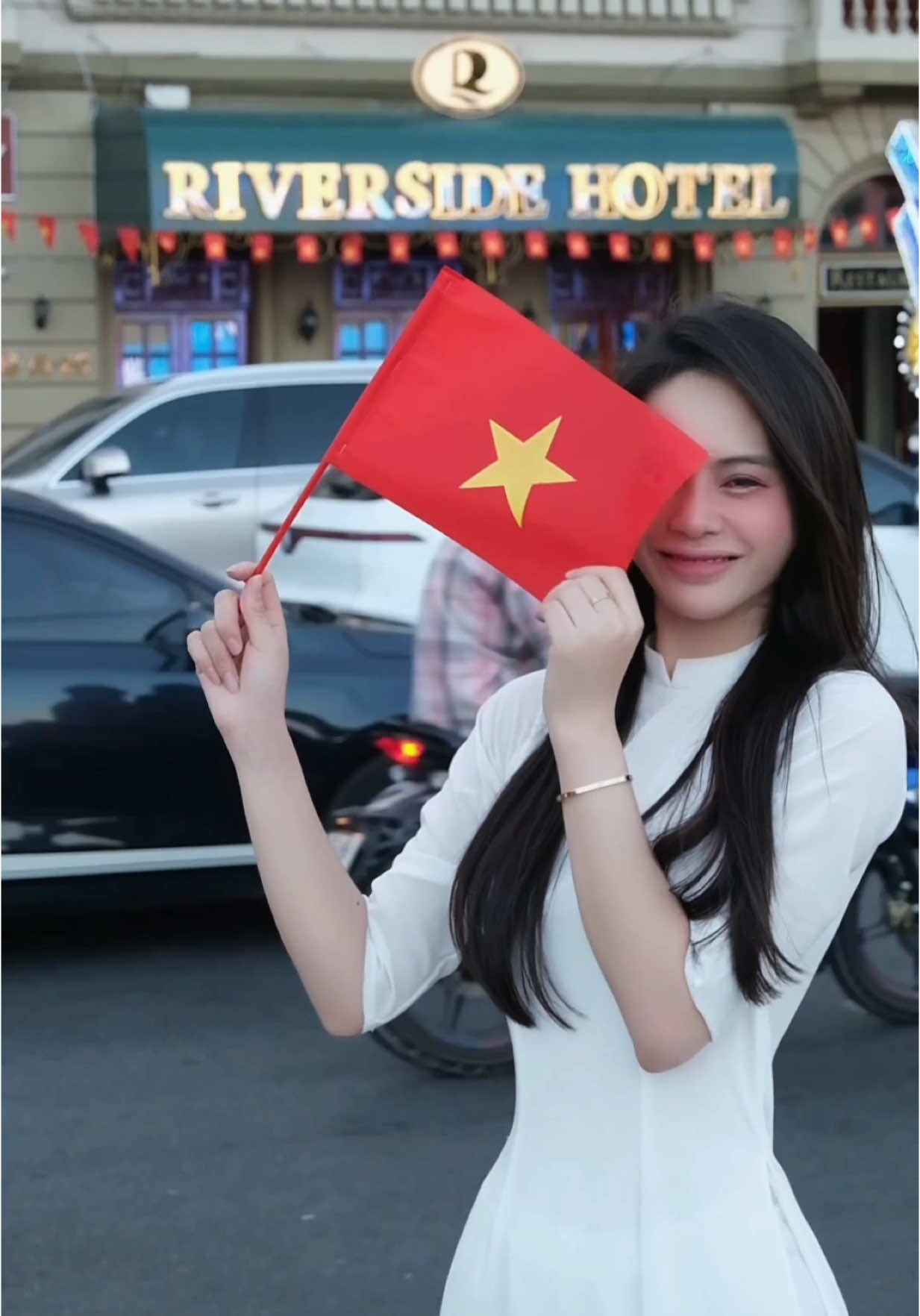 Mình sợ 50 năm nữa mình sẽ không được có khoảng khắc này. Thật may mắn khi thanh xuân của mình được mặc bộ áo dài lưu giữ khoảng khắc trong thời khắc lịch sử này 🫶.#tyclothing 