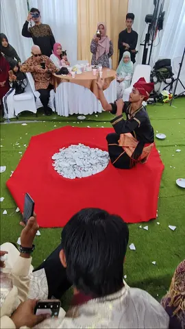 cuci muka pakai kaca🗿 @sanggararapitunangbansi #taripiring #tari  #tarian #tariantradisional  #sumatrabarat trabarat#adat  #dangerous #danger  #sumatrabarat #baralekgadang  #cucimuka 