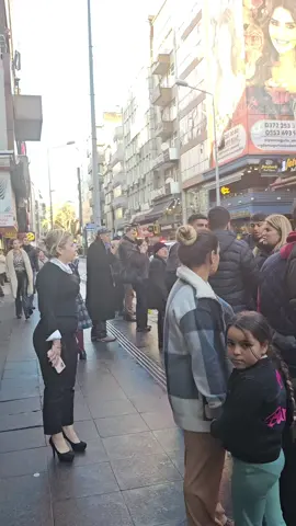 moralım cok kŏtü bozulmustu bu ambulans neden gıtmıyor dıye  hayatın kaybeden genc adam  hayatıa son vermıstı tanımıyoruz ama cok uzücu  keske gormeseydım   etkılendım 4 ay once