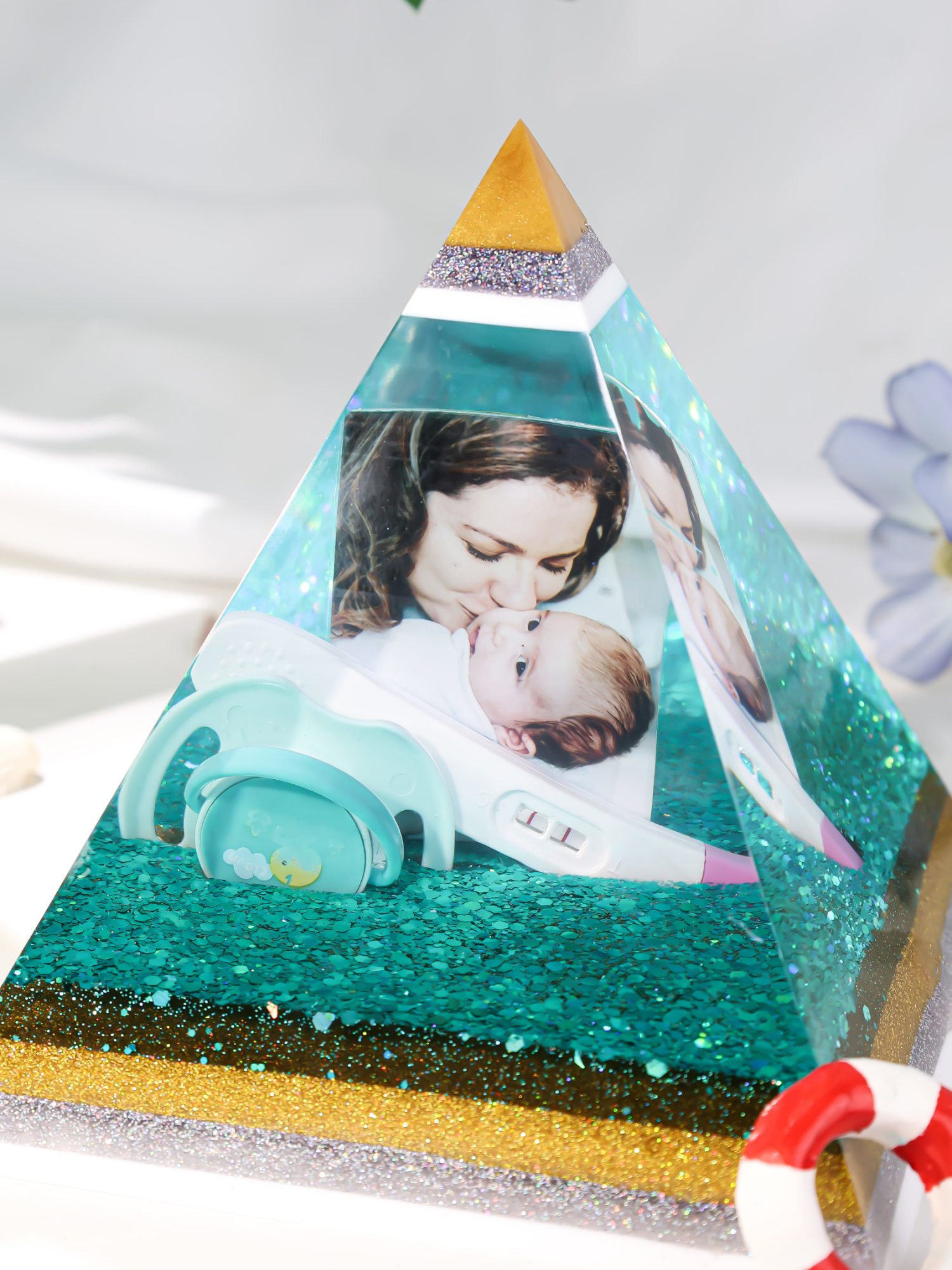When creativity meets memories ✨ Watch how this pyramid preserves the sweetest parent-child moments! 💕 Using HeyClear resin to add brilliance to these precious moments! Click the link below the profile picture to purchase the materials and we look forward to seeing your creations shared with us. #ResinArt #ParentChildMoments #HeyClearMagic #diyartist #HeyClear #gift #DIY